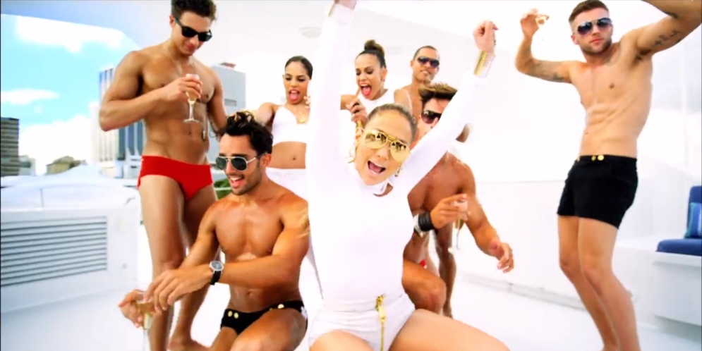 Jennifer López en video con varios hombres semidesnudos