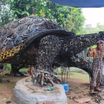 Fabulosa escultura de una tortuga hecha con desperdicios metálicos