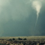 video de un tornado grabado desde el interior de un automóvil
