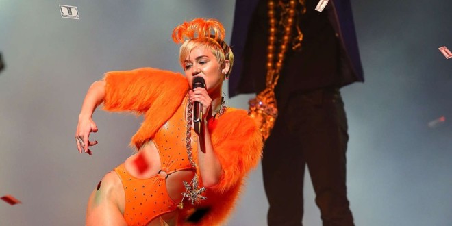 Miley Cyrus es la nueva imagen de una línea de cosméticos