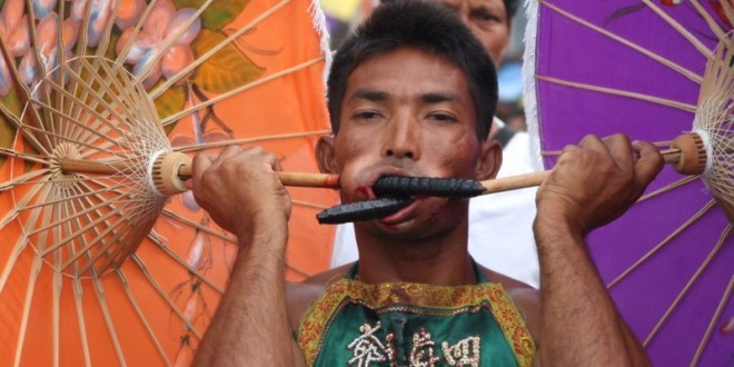 El festival vegetariano de Tailandia tiene una aterradora tradición