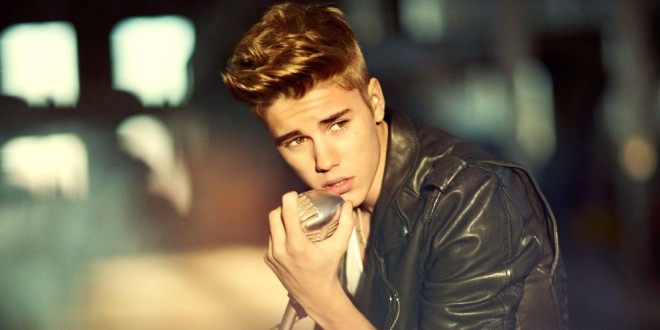 Justin Bieber en calzoncillos y sin camiseta en la publicidad de una marca de ropa