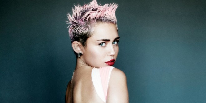 Miley Cyrus posó totalmente desnuda en fotos íntimas reveladas