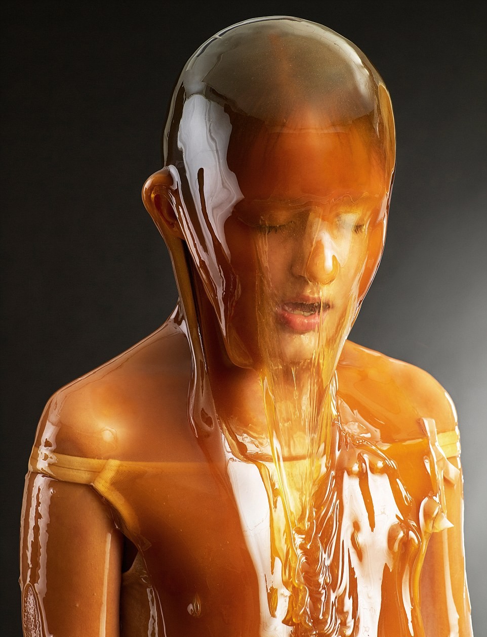 stseni-devushki-oblivayutsya-maslom