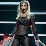 Britney Spears se cae durante uno de sus shows