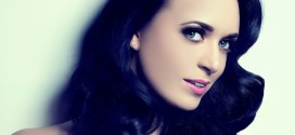Viacrucis de la actriz británica que es idéntica a Katy Perry