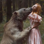 Valientes modelos posan junto a animales salvajes