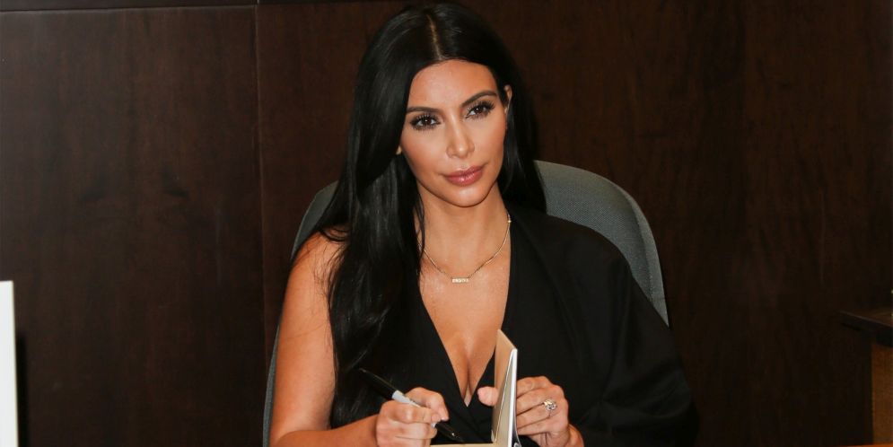 Para combatir sus inseguridades, Kim Kardashian posó desnuda en un desierto