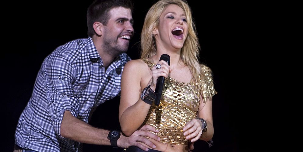 Video: mira el divertido baile y la serenata que Piqué le dio a Shakira junto al mar