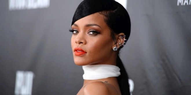 Policía busca al acosador que se tomó una selfie en la casa de Rihanna y prometió matarla