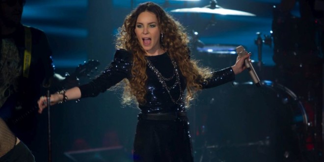 ¿Mala influencia? Belinda fue duramente criticada por ofrecerle alcohol a sus fans