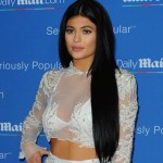 Kylie Jenner le compite ‘pecho a pecho’ a Kim Kardashian