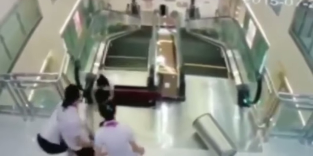 Conmovedor video: mujer salva a su hijo antes de ser tragada por las escaleras eléctricas