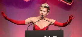 El escandaloso desnudo de Miley Cyrus junto a su novia levanta ampolla en internet