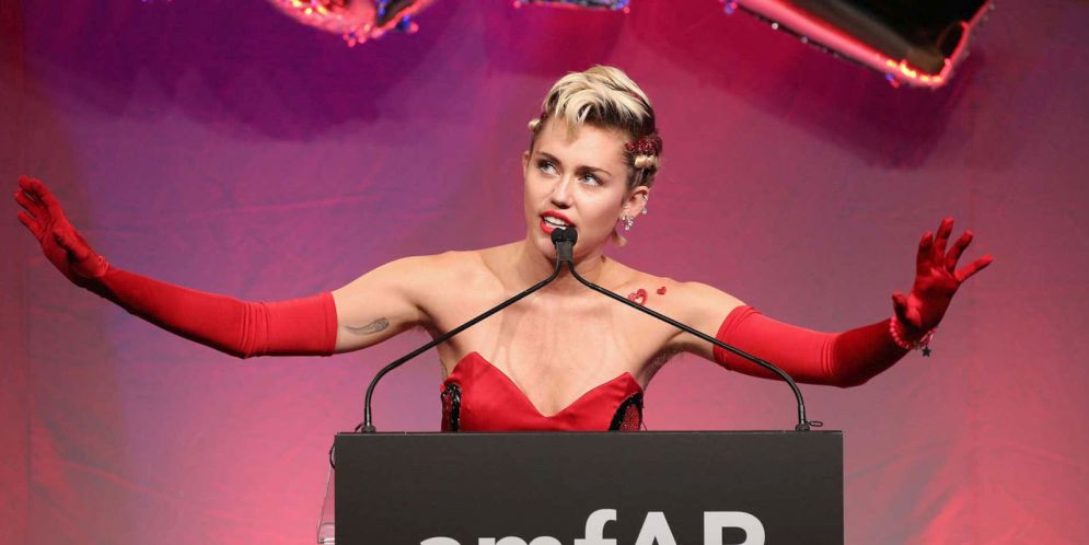 El escandaloso desnudo de Miley Cyrus junto a su novia levanta ampolla en internet
