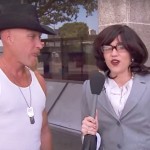Miley Cyrus disfrazada de reportera