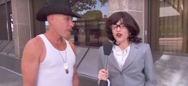 Video: Miley Cyrus disfrazada de reportera, le pregunta al público lo que piensa de ella