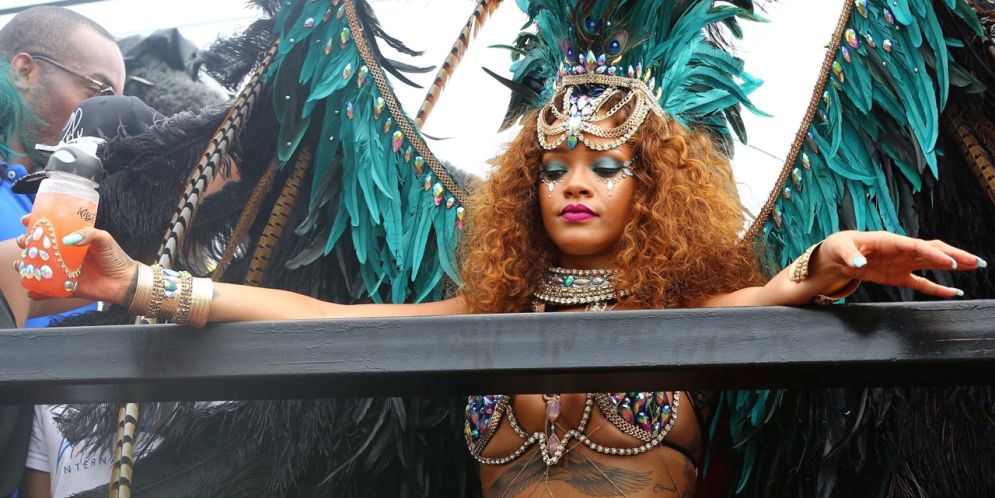 Fotos: vestida como una sensual garota brasilera, Rihanna se gozó el carnaval en su país natal