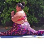 Practicante de yoga con obesidad