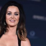 Una fanática enloquecida de la emoción casi no suelta a Katy Perry en un concierto