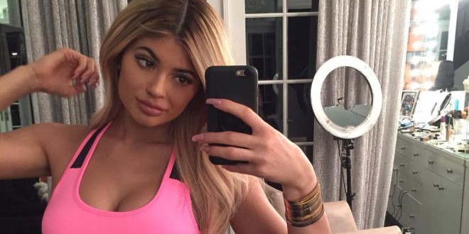 Celebridades imponen nuevo estilo de selfies en las que la cara es lo menos importante