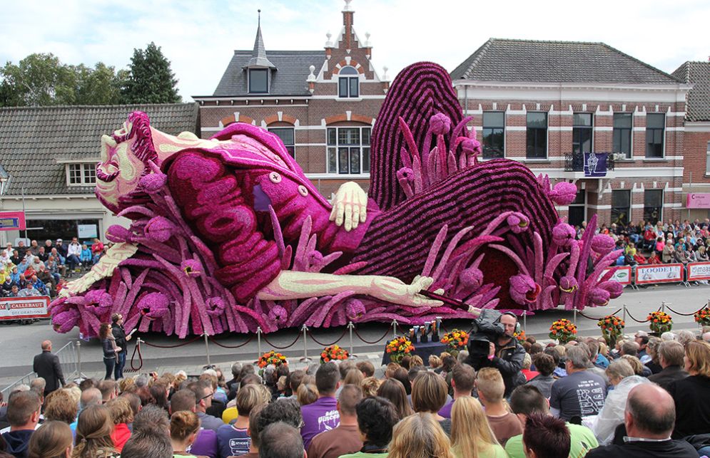 Maravillosas y gigantescas figuras hechas en flores, embellecieron una ciudad holandesa