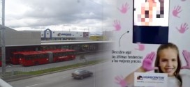 Se vuelve viral en internet video porno en un aviso de Homecenter proyectado en Transmilenio