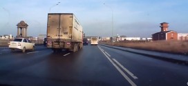 Por un pelo. Mira en este video de lo que se salvó este camión en una autopista