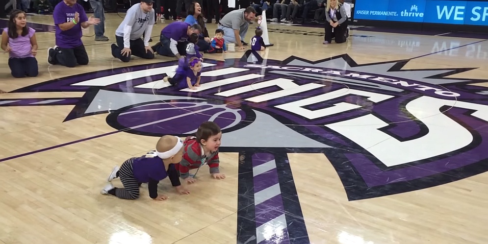 Seguidores del baloncesto de la NBA se emocionan con una inesperada carrera de bebés [video]