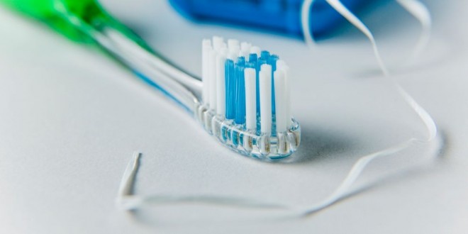 No es cuento eso de cambiar el cepillo de dientes cada tres meses. Microscopio revela por qué