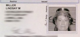 Logró salir en la foto de la licencia de conducción con un escurridor de pasta en la cabeza