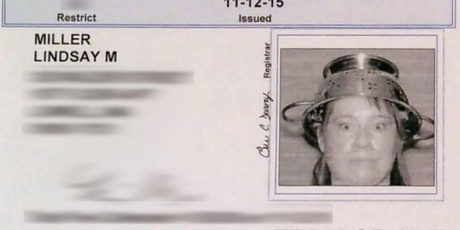 Logró salir en la foto de la licencia de conducción con un escurridor de pasta en la cabeza