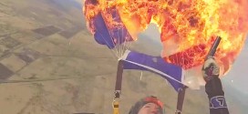 En plena caída, ella incendia su paracaídas para demostrar que tiene razón [video]