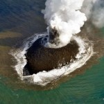 Pequeña isla volcánica que surgió en el Pacífico