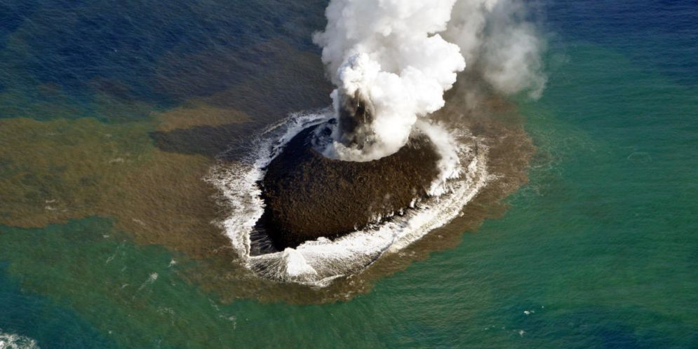 Pequeña isla volcánica que surgió en el Pacífico hace dos años, ahora tiene 12 veces su tamaño inicial