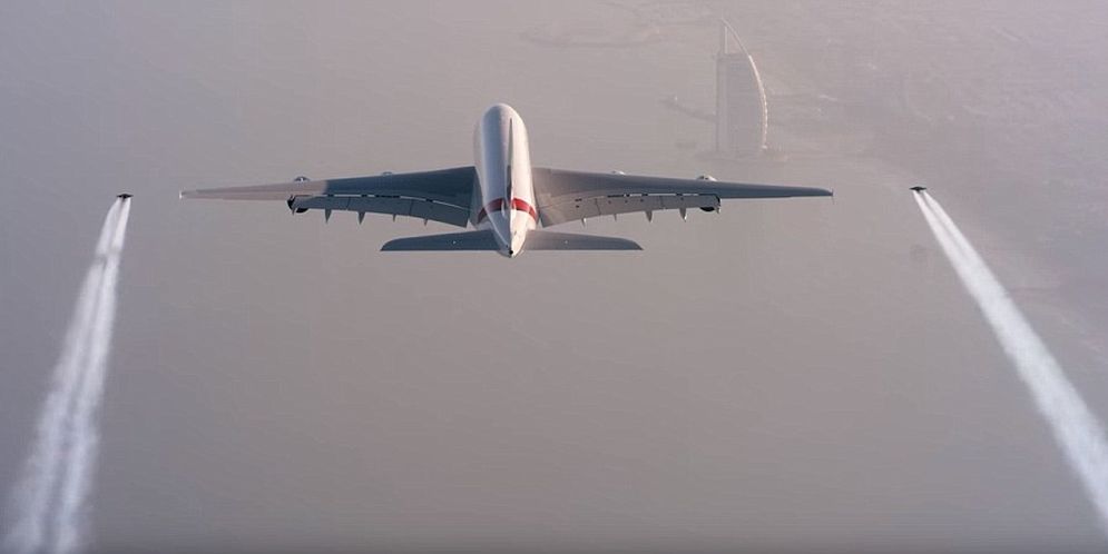 Hombres jet se atrevieron a volar junto al avión más grande del mundo. Espectacular video