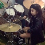 niña de cinco años que toca la batería