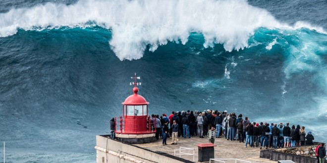 Fotos: poniendo en riesgo sus vidas, surfistas desafían a las bien llamadas ‘olas monstruo’