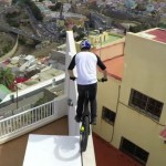 acróbata que salta por los techos en una bicicleta