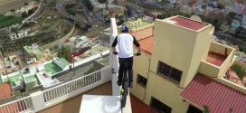 Vértigo y adrenalina en el video del acróbata que salta por los techos en una bicicleta