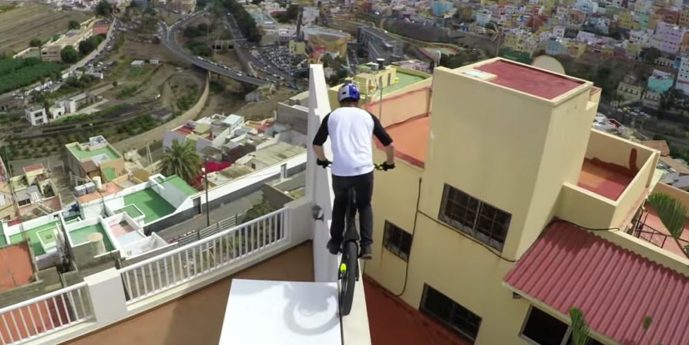 Vértigo y adrenalina en el video del acróbata que salta por los techos en una bicicleta