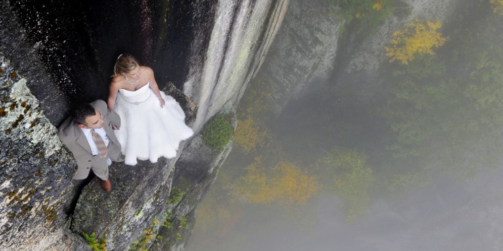 Mira las locuras que hacen un fotógrafo y recién casados por lograr las más extremas fotografías