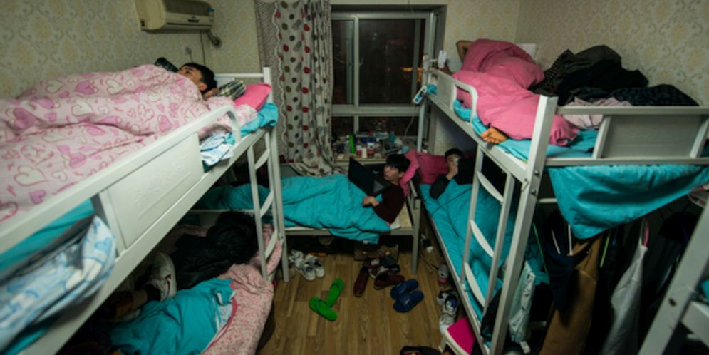 ¿Qué mueve a 26 personas a compartir un pequeño apartamento? Fotos de cómo viven
