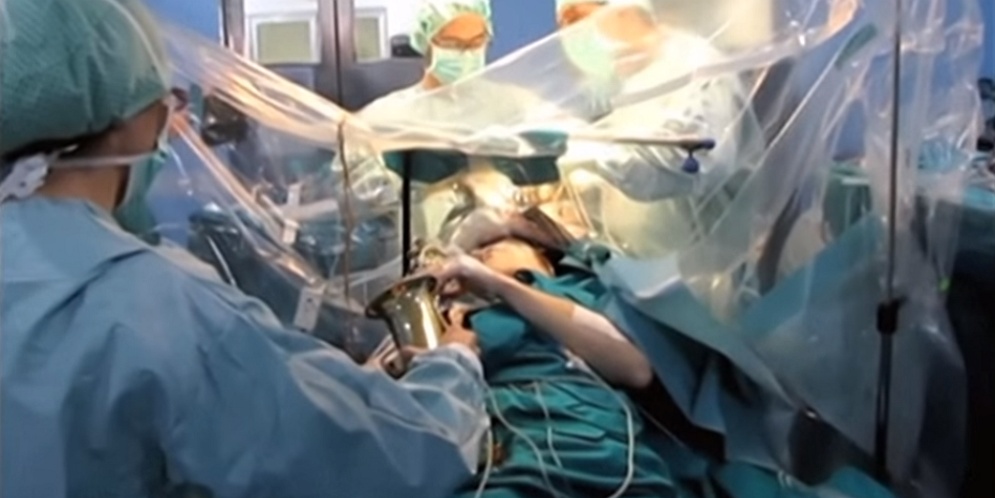 Video: ¿Por qué estuvo un hombre tocando el saxofón mientras le operaban el cerebro?