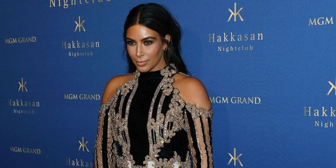 Kim Kardashian opacó a una novia en Miami con un revelador traje negro de encaje