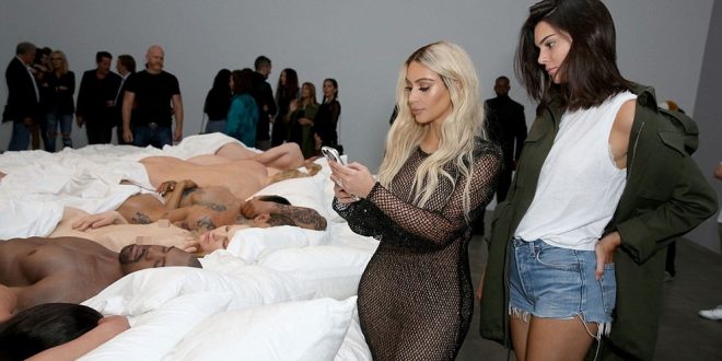 Imágenes de la exhibición de arte de Kanye West con las celebridades desnudas del video de “Famous”