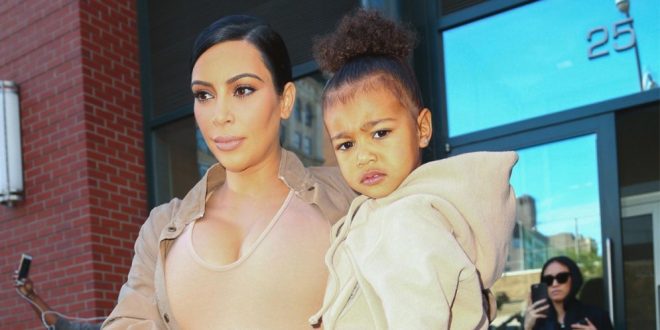 Kim Kardashian y su hija North West lucieron trajes idénticos en un concierto de Kanye West