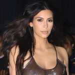 Kim Kardashian con un traje transparente