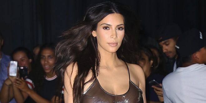 Fotos de Kim Kardashian con un traje transparente y sin sostén durante el concierto de Kanye West