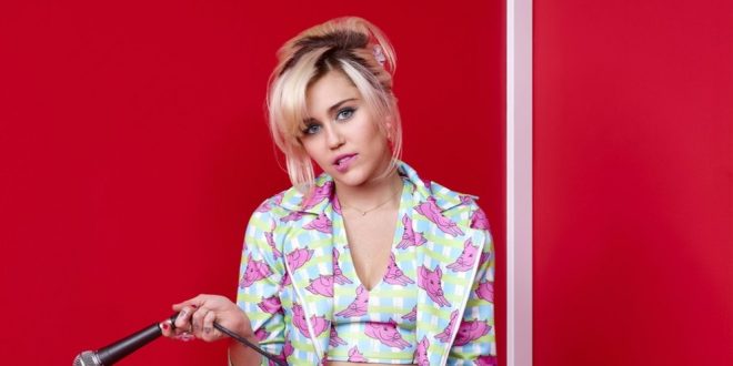 En un video publicado en las redes sociales, Miley Cyrus llorando aceptó a Trump